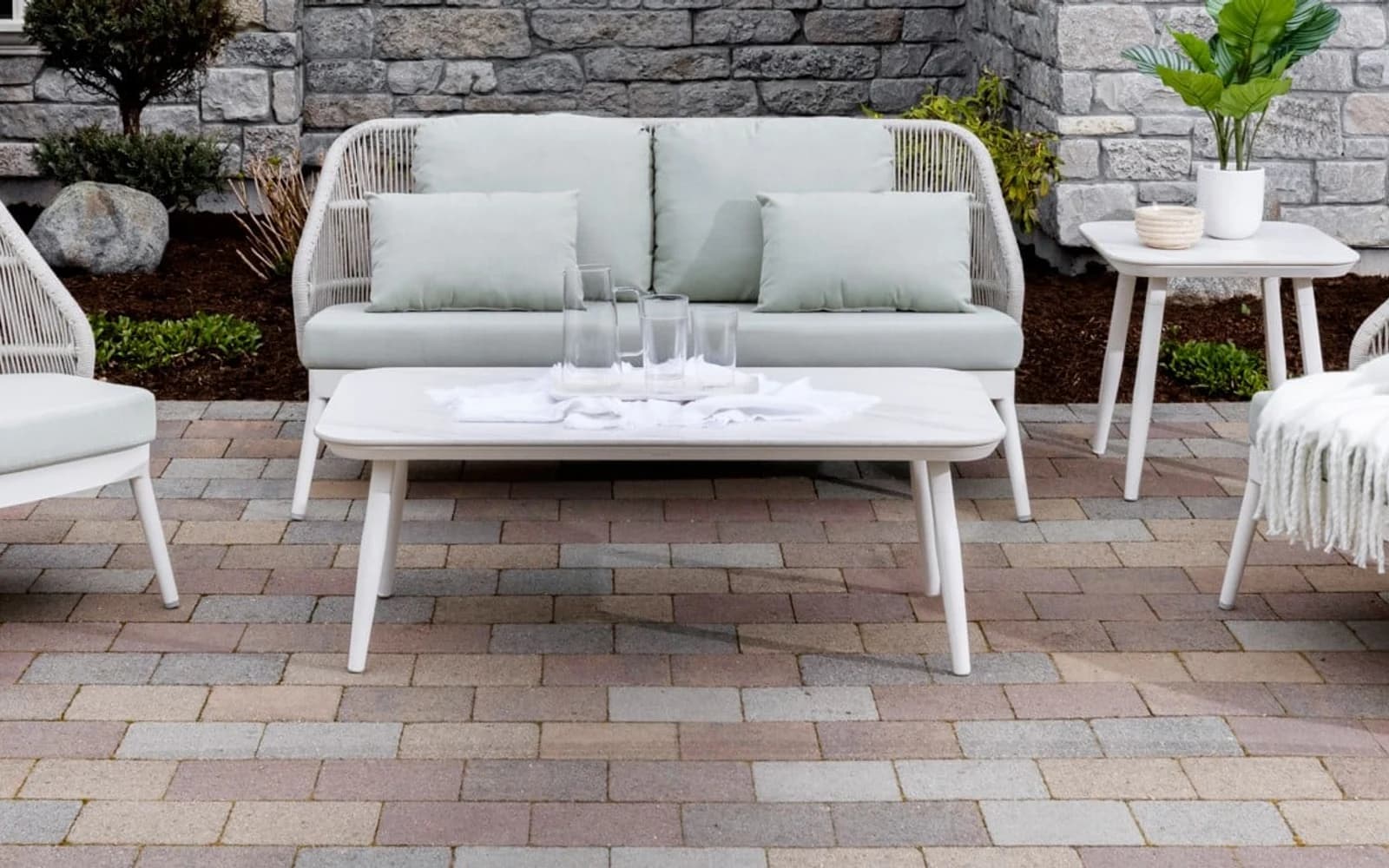 Ratana Las Colinas Collection furniture in a modern Pacific Northwest outdoor living setting.