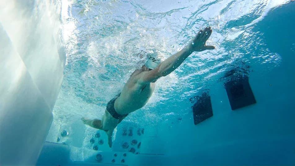 Swimmer training against the adjustable current in a swim spa